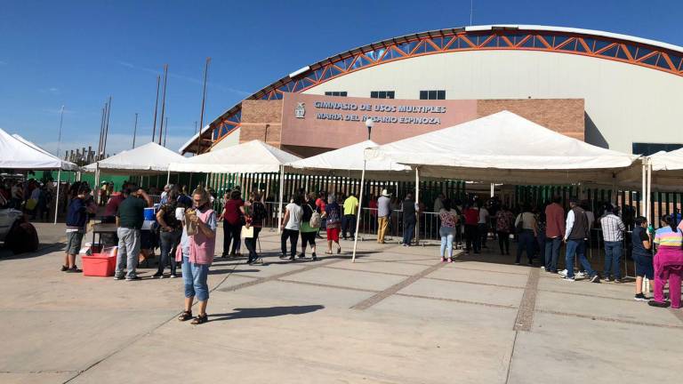 En algunos momentos se forma una fila de escasas 20 personas que rápido ingresan a las instalaciones.