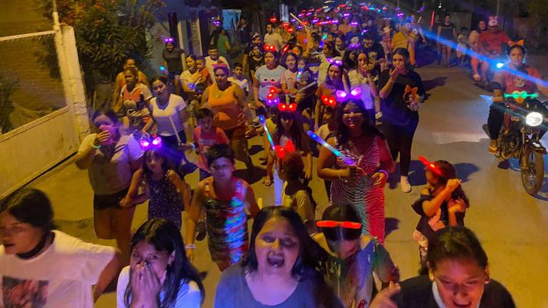 Niños y adultos se sumaron a la “Caminata Luminosa”, en El Walamo.