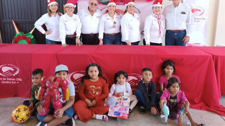 Decenas de niños recibieron juguetes, dulces y comida.