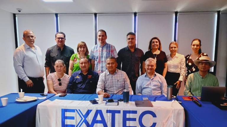 Integrantes del Club ExATec Red de Negocios con el expositor Paúl Chávez.