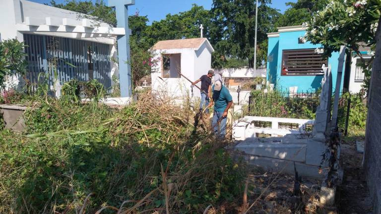 En Rosario inician trabajos de limpieza en panteones previo al Día de Muertos