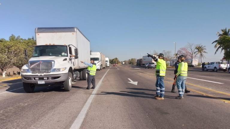 La autopista del Pacífico fue cerrada varias horas a la altura de Costa Rica ante el riesgo que representaba el accidente de la pipa que transportaba combustible.