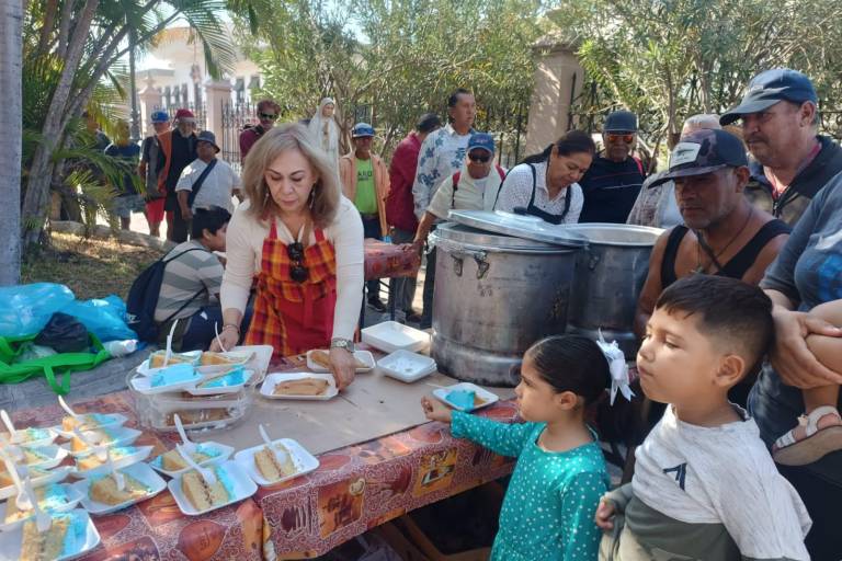 Brinda Comedor Comunitario en la Catedral de Mazatlán esperanza a migrantes y personas en situación de calle