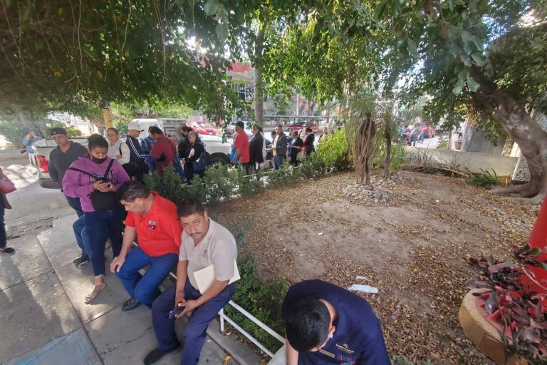 Acuden desde las 3 de la mañana a oficinas del Infonavit para reconversión de crédito