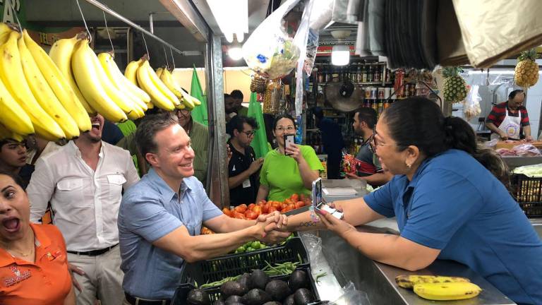 El aspirante a la presidencia de la República recorrió el Mercado Garmendia.