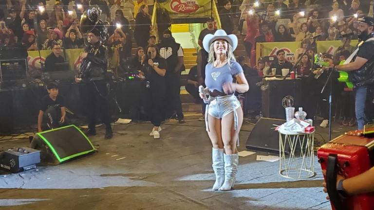 Chiquis Rivera se presenta en Tijuana dentro del palenque.