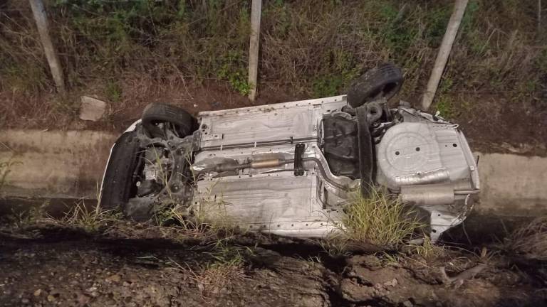 Colisión por alcance deja un auto volcado en Mazatlán