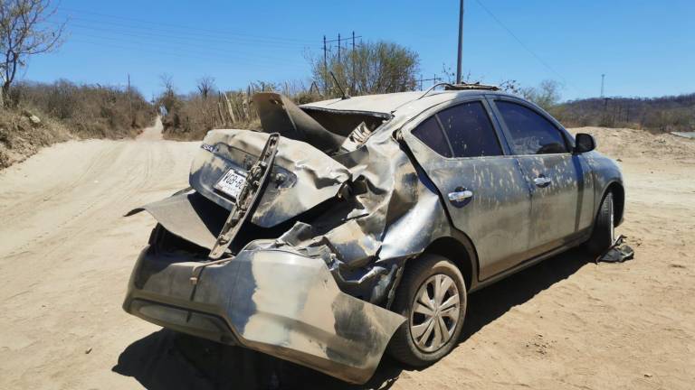 El automóvil se salió de la cinta asfáltica donde volcó por el terreno irregular