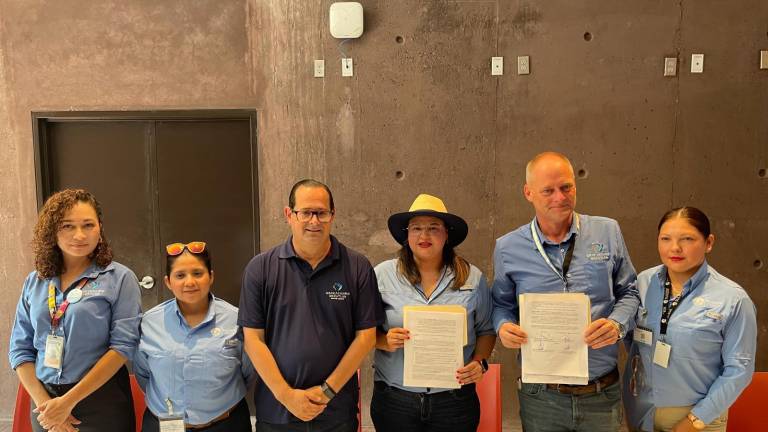 Directivos del Gran Acuario Mazatlán Mar de Cortés y SUCEDE firman convenio de trabajo para la protección de la tortuga marina y el cuidado de las zonas costeras.