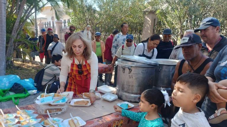 Brinda Comedor Comunitario en la Catedral de Mazatlán esperanza a migrantes y personas en situación de calle