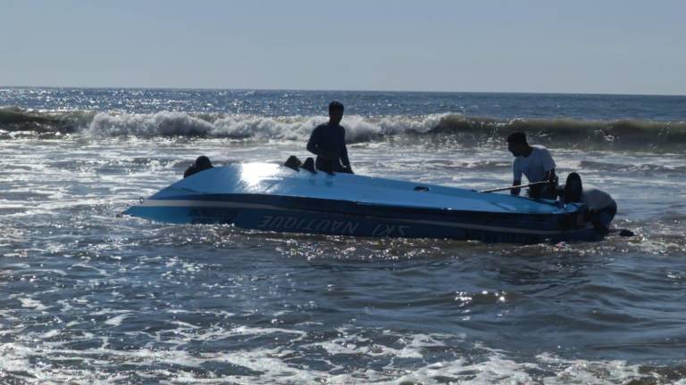 Vuelca lancha y paracaidista cae al agua en playas de Mazatlán