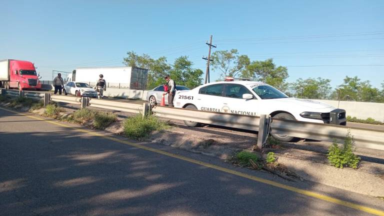 Agentes de la Guardia Nacional llegaron al lugar del accidente en la Mazatlán-Culiacán.