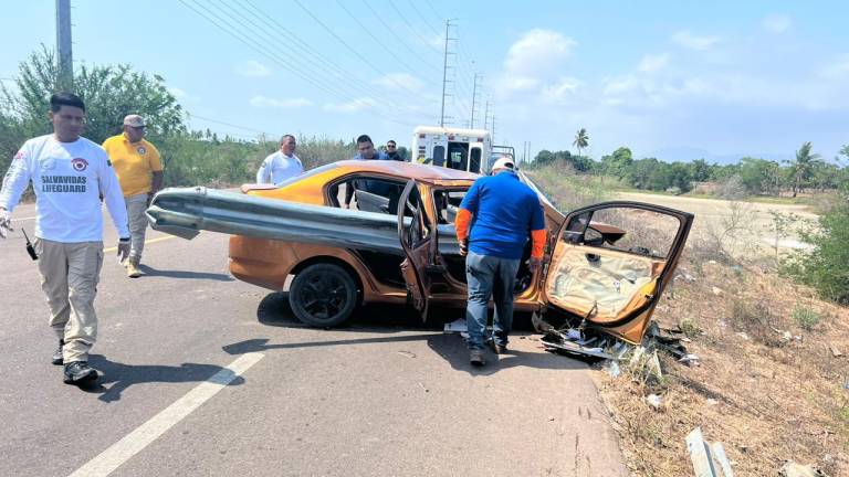 Vehículo que se accidentó sobre la carretera Escuinapa-Teacapán, donde un niño de 11 años falleció.