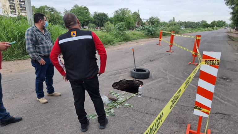 Se abre socavón en Culiacán, frente al Country Club