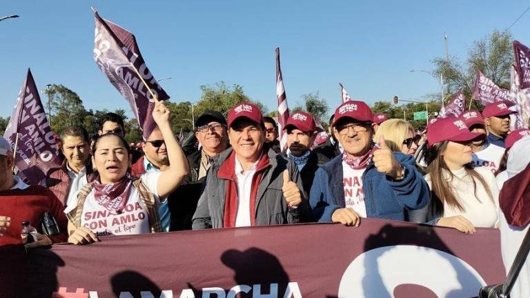 El Alcalde de Mazatlán, Édgar González, junto a un contingente de Sinaloa que se sumó a la “Marcha del Pueblo”.