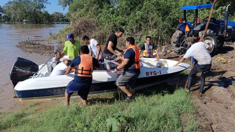 Autoridades municipales ayudar a más de 100 personas afectadas por el desbordamiento del río Sinaloa.