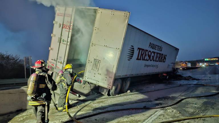 Se vuelca tráiler y se incendia sobre la autopista, al norte de Mazatlán