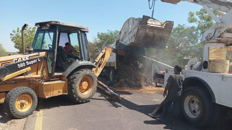 Un camión de basura se incendió por la Álvaro Obregón, a la altura de La Primavera.