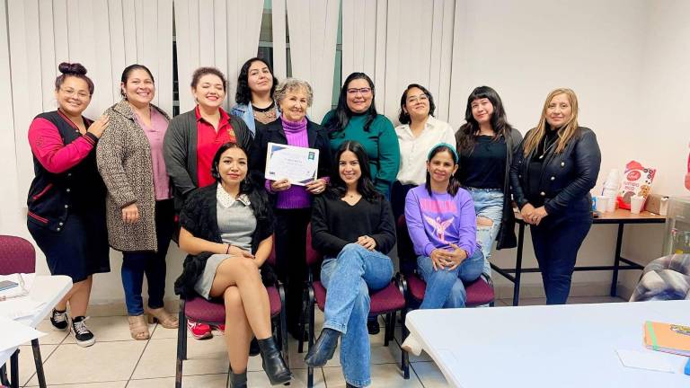 La maestra Melly Peraza entre las asistentes al taller.