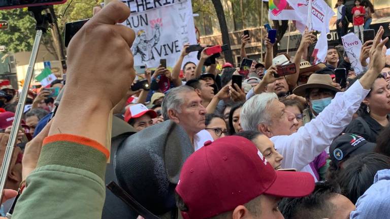 AMLO llega al Zócalo tras 6 horas caminando en la Marcha del Pueblo en la CDMX