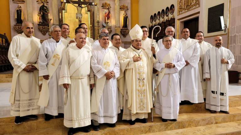 El Obispo de la Diócesis de Culiacán, Jesús Herrera, celebró su aniversario episcopal con una misa en Catedral.