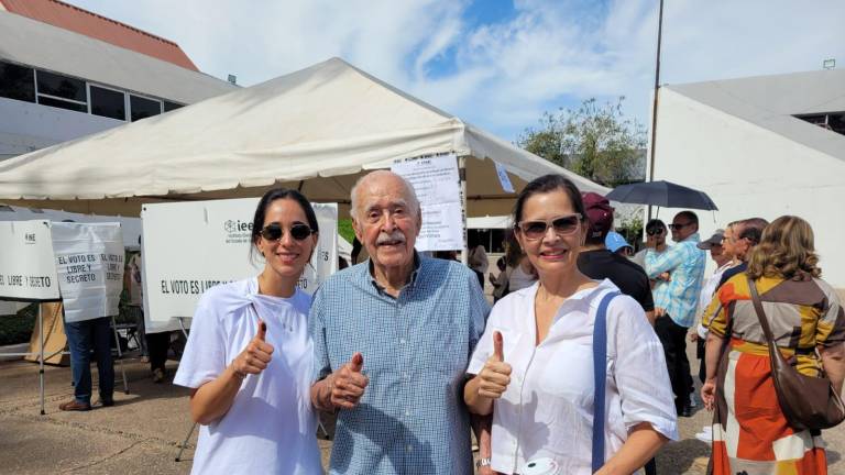 Andrea, Francisco y Margarita Martínez emiten su voto.