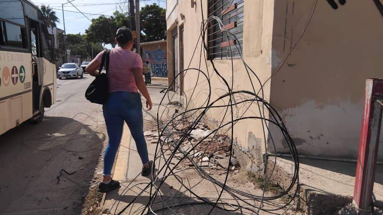 Cables de telefonía e internet fueron derribados por el paso del tren carguero en Mazatlán.