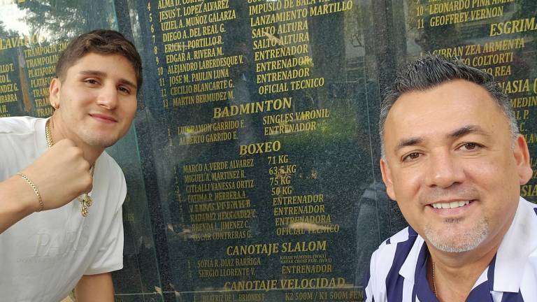 Marco Verde y Radamés Hernández graban sus nombres en letras doradas en muro del COM