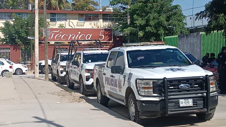 Las patrullas vigilan todos los accesos a la Unidad Deportiva Benito Juárez.