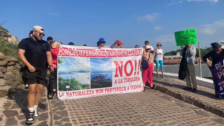 Realizan colectivos nueva manifestación pacífica en el Faro de Mazatlán contra la tirolesa