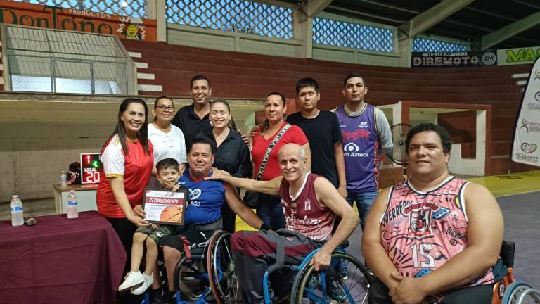 Jesús Antonio “Yiyo” Grave recibe un reconocimiento acompañado de su familia.