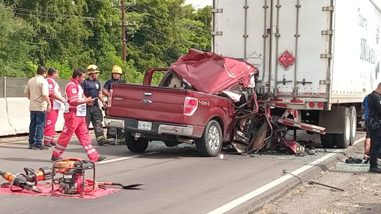 La camioneta se impactó contra un tráiler que estaba descompuesto.