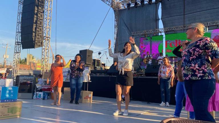 Las madrecitas se pusieron a bailar en el festival organizado por el Ayuntamiento.