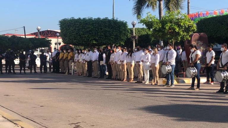 Para iniciar con el acto se realizaron los honores a la bandera, después la funcionaria pública Xóchitl Quetzali Ramos Melchor se encargó de realizar el juramento al lábaro patrio.