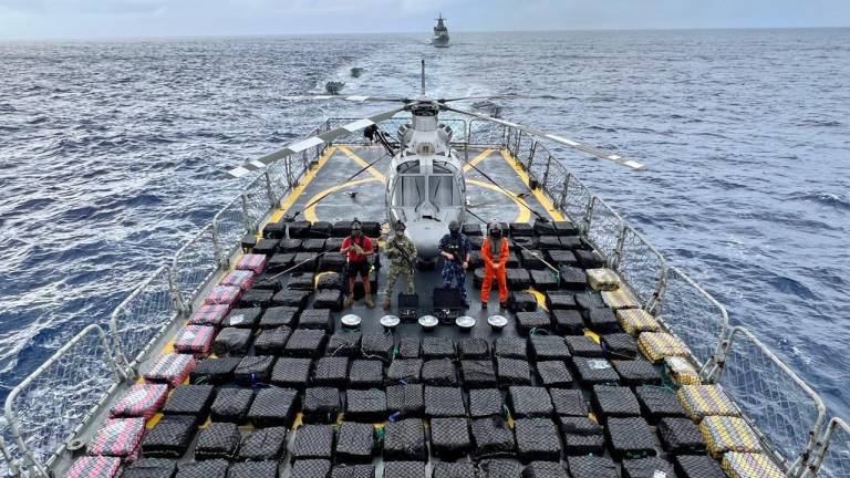 Personal naval decomisó 5.6 toneladas de presunta cocaína en el mar de Manzanillo, Colima.