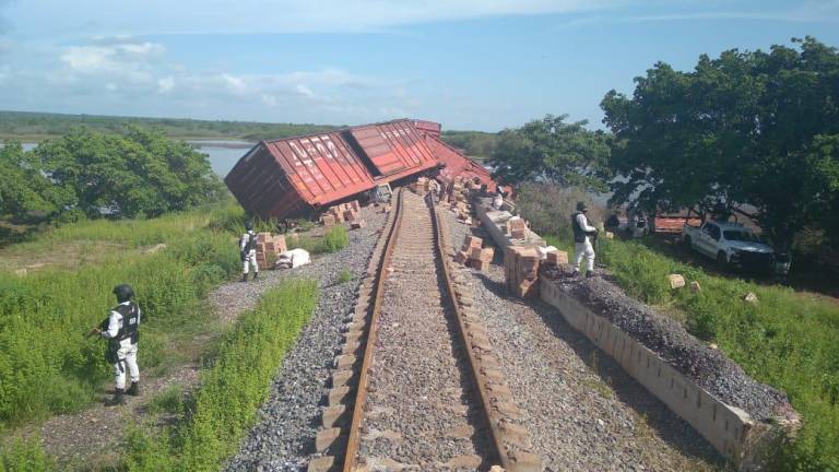 Personal de la Guardia Nacional y autoridades de la empresa Ferromex, realizan actividades de seguridad y resguardo del área afectada por el descarrilamiento del tren