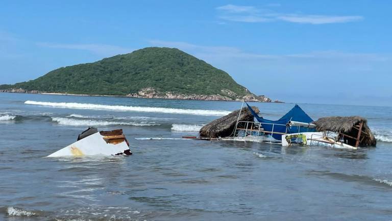 Olas destruyen embarcación encallada en playa de Mazatlán