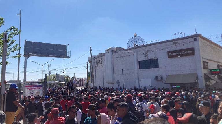 Migrantes en el cruce internacional exigen rapidez para las entrevistas en la Oficina de Aduanas y Protección Fronteriza.