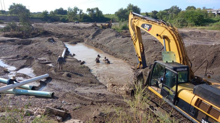 Sin descanso trabajó JUMAPAM para restablecer el suministro de agua en Villa Unión, el río se llevó la tubería