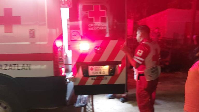 Socorristas de Cruz Roja atendieron a la víctima y la trasladaron a un hospital para su atención médica.