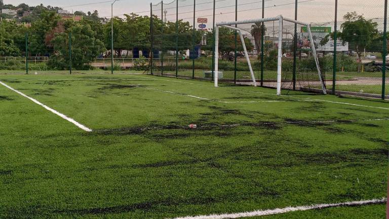 El campo deportivo del Infonavit La Foresta fue rehabilitado, pero ya la tarde del pasado miércoles presentaba encharcamientos. Hoy viernes por la tarde será inaugurado.