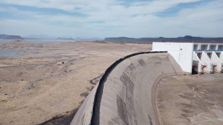 Presa Miguel Hidalgo, ubicada en El Fuerte, a su mínimo nivel.