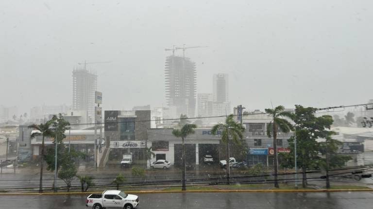 El cielo se mantiene nublado.