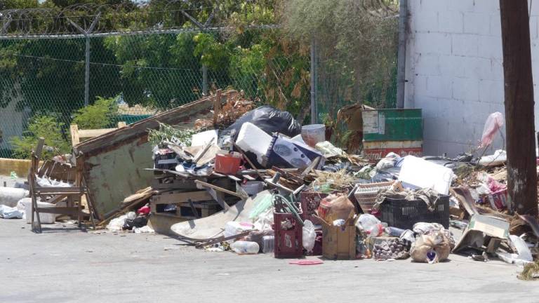 La jornada de limpieza inició por el sector de la iglesia, de donde se recolectó un vehículo rabón de desperdicios de todo tipo.