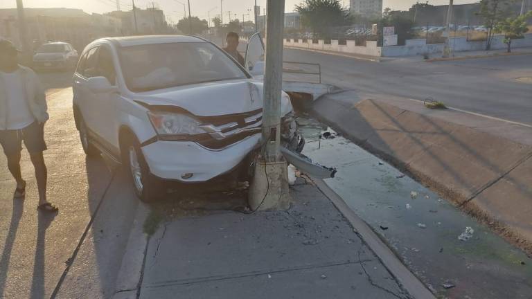 Una camioneta chocó la mañana de este viernes por la avenida Francisco Solís.