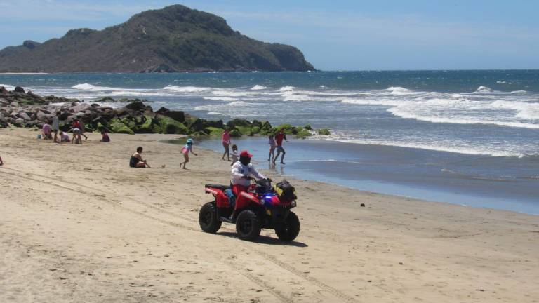 En Mazatlán, ponen a salvo a 4 menores y un adulto con dificultad para salir del mar