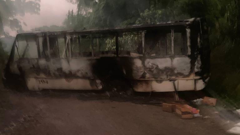 Un camión de pasajeros fue quemado el lunes en la comunidad de La Rastra, en Rosario.