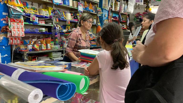 Algunas papelerías han ampliado su horario de servicio para atender la demanda.