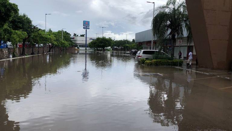 Desquicia a Culiacán lluvia intensa de cinco horas