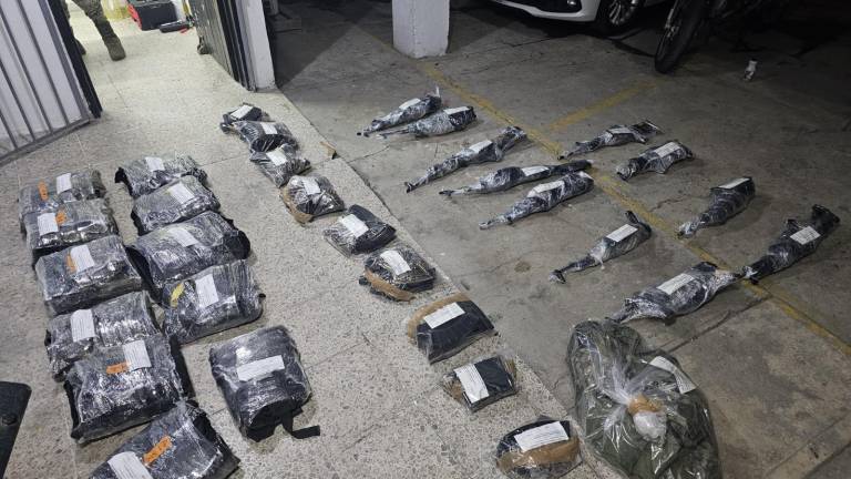 Detienen a 8 personas con armas y posible droga en Sinaloa